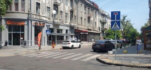 Стало приятно ходить: в переулке Чайковского установили антипарковочные столбики