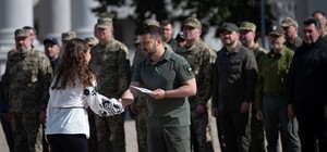 Президент Украины вручил паспорта дочерям героев Украины из Днепропетровской области