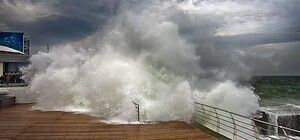 В Одессе уже неделю ищут подростка, которого во время шторма унесло волной в море