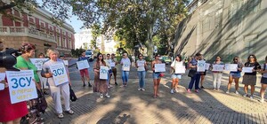 Мільйони на ремонт суду: найвідоміша одеська волонтерка вийшла на одиночний протест