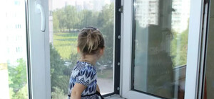 Облокотилась на москитную сетку: в Одессе из окна восьмого этажа выпала маленькая девочка