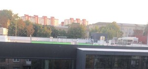 Бережіть голову: у Києві на даху ТРЦ зробили футбольне поле