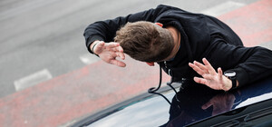 Мешканці Оболоні кидаються під колеса автівок