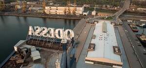 Последствия ночной атаки Одессы: оккупанты попали в высотку в порту, пострадала женщина