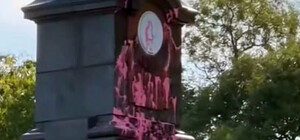 Александровскую колону в парке Шевченко облили красной краской 