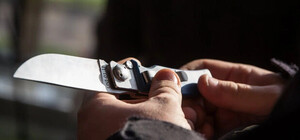 У Львові через собаку без намордника пенсіонер вдарив ножем військового 