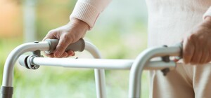 Пострадавшие от военных действий харьковчане могут бесплатно получить костыли, ходунки и коляски