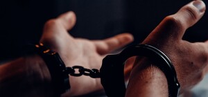 В Одессе мужчина при маленьком сыне избил в парке жену: ему грозит уголовная ответственность