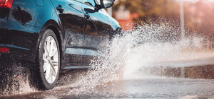 Водитель облил пешехода грязью из лужи: есть ли ответственность