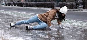 Травмировались во время непогоды в Днепре: что делать и куда обратиться