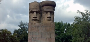 Стало известно, куда отвезли демонтированные в Киеве советские памятники 