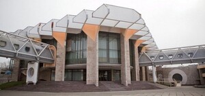 На відновлення пологового будинку: У Дніпрі театр збирає кошти