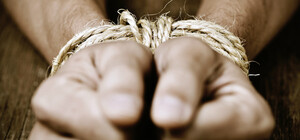 В одном из сел Днепропетровской области местный издевался и пытал мужчину