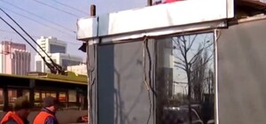 У входа на станцию метро 