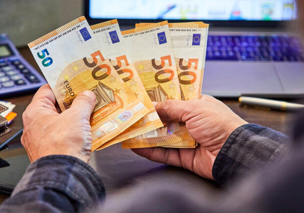 Курс валют в Україні 19 травня 2024 року: скільки коштує долар і євро. 