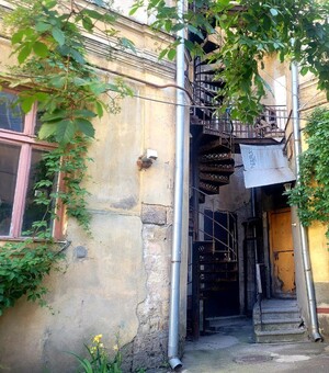 Cтаринные лестницы, колодец и картины из крышечек: секреты нескольких двориков Одессы