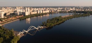В Киеве открыли новый пешеходный мост-волну