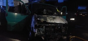 В Днепре подожгли автомобиль военных, предназначенный для эвакуации