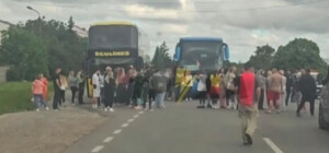 На Львівщині пасажири автобуса перекрили трасу через доставку водія до ТЦК 