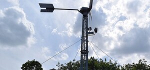 У Дніпрі пенсіонер самотужки побудував вітряну електростанцію на городі