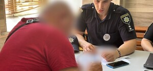 В центре Одессы двое иностранцев устроили драку с таксистом: мужчина отказался вести их бесплатно