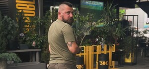 В Одессе посетитель ветклиники обматерил врача-ветерана войны, который не смог встать (видео, обновлено)