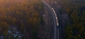 У Львівській області на поїзд впало дерево, є постраждалі: фото 