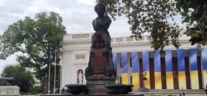 В Одессе запятнали краской памятник Пушкину возле мэрии
