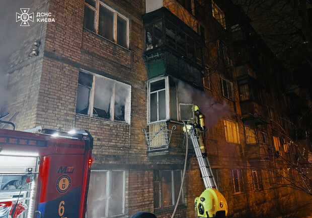 Спасатели тушат пожар в Шевченковском районе. Фото: ГСЧС Украины в Киеве