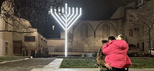 У Львові вандал погасив ханукальну менору на єврейському меморіалі, його затримали 