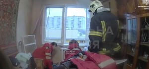 В Киеве патрульные спасли едва не сорвавшегося из окна восьмого этажа мужчину