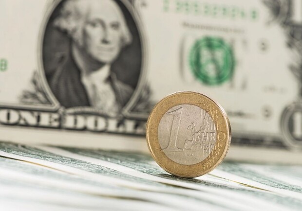 Курс валют в Україні 15 квітня 2025 року: скільки коштує долар та євро. 
