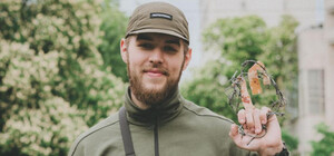 Освобожденный из плена боец срезал проволоку со своей таблички на Аллее сакур в столице