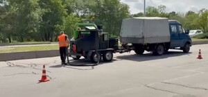 У Запоріжжі заливають тріщини на дорогах: відео