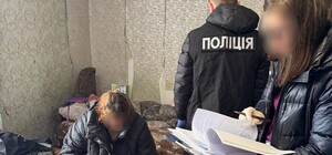 39-річна жінка з Львівщини імітувала близькі стосунки і видурила 900 тисяч гривень у 21-річного військового з Одеси 