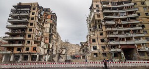 В Днепре утеплят дом на Набережной Победы, 118, пострадавший от вражеского удара