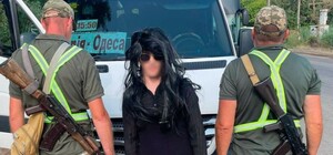 На трассе Одесса-Рени задержали нарушителя в платье и парике: пытался бежать за границу