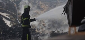 В Днепре ликвидировали масштабный пожар на складе: возгорание охватило 8 тысяч квадратных метров