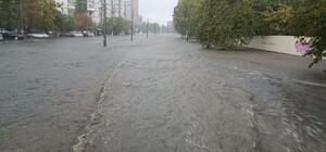 В Одессе за несколько часов выпала месячная норма осадков: какие улицы подтоплены и где ограничено движение
