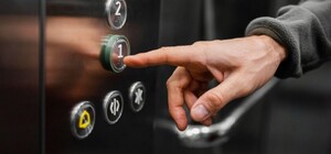 Львів'ян закликали не користуватися ліфтами під час повітряної тривоги і знеструмлення