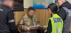 Співробітниця військкомату допомагала чоловікам уникнути мобілізації — поліція
