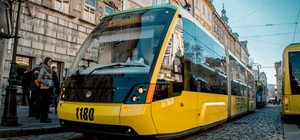 Поліція розслідує побиття жінки неповнолітнім в трамваї у Львові