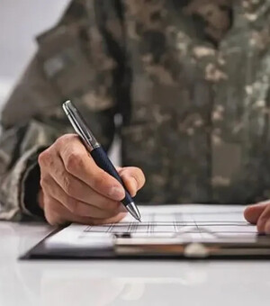 Чи мають право працівники ТЦК вручати повістки у цивільному одязі: пояснення юристки