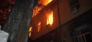 Пожар в доме и повреждение лицея: последствия вечернего обстрела Одессы (обновлено)