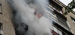 На Салтовке горела квартира в пятиэтажке: пострадали два человека