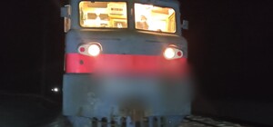 Сидел на рельсах: в Одесской области под колесами поезда погиб мужчина