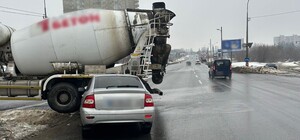 У Харкові зіткнулися бетонозмішувач та легковик: є постраждалі