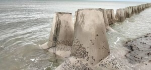 В Нацпарке «Тузловские лиманы» море разрушает тетраподы на пересыпи: что говорят экологи