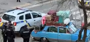 В автомобиле — 18 кур, пес и все нажитое: в Киеве патрульные спасли 70-летнего переселенца