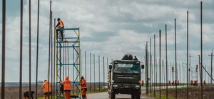 На Харківщині дороги закривають антидроновими сітками: вже створили 30 км захищених коридорів